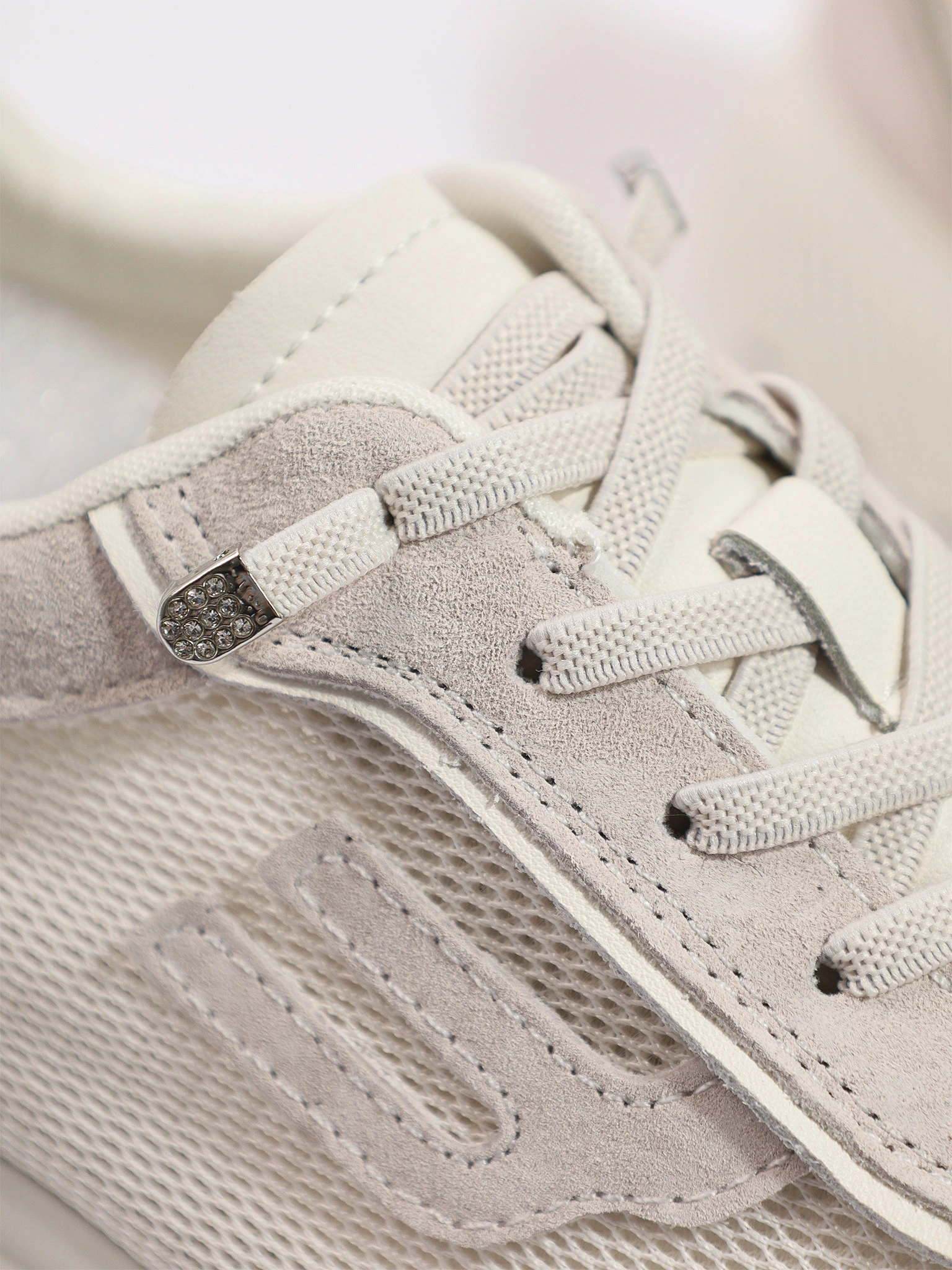 Кроссовки комбинированные белого цвета на низкой подошве